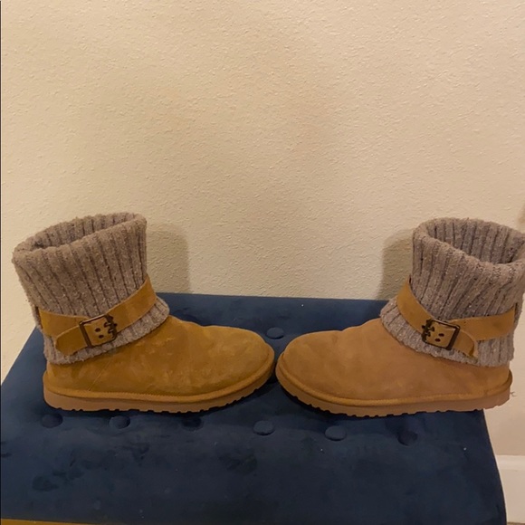 UGGS - Picture 2 of 5